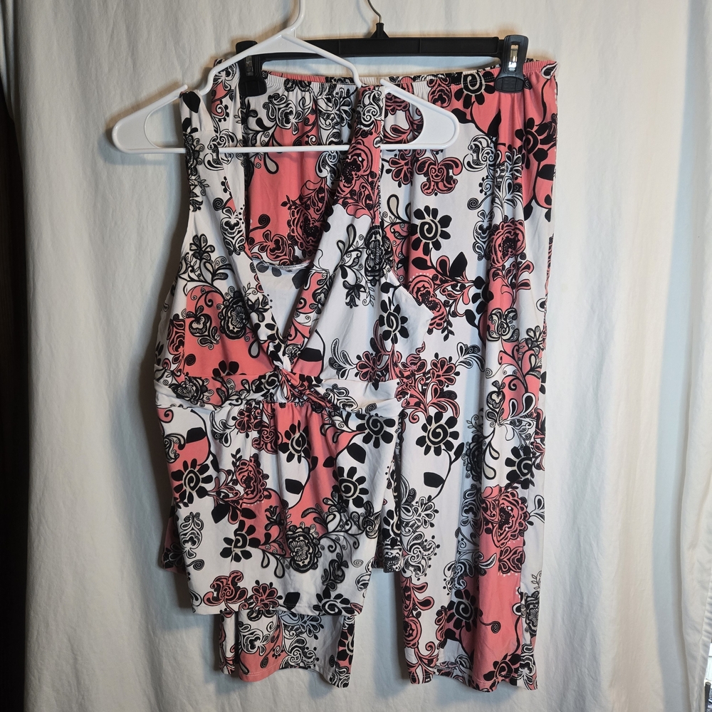 Chic Pink and Black Floral Oufit